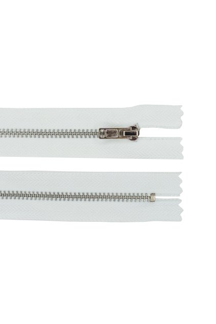 Zips biely, kovový strieborný, šírka zúbkov 4 mm, dĺžka 20 cm