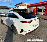 Střešní box zezadu