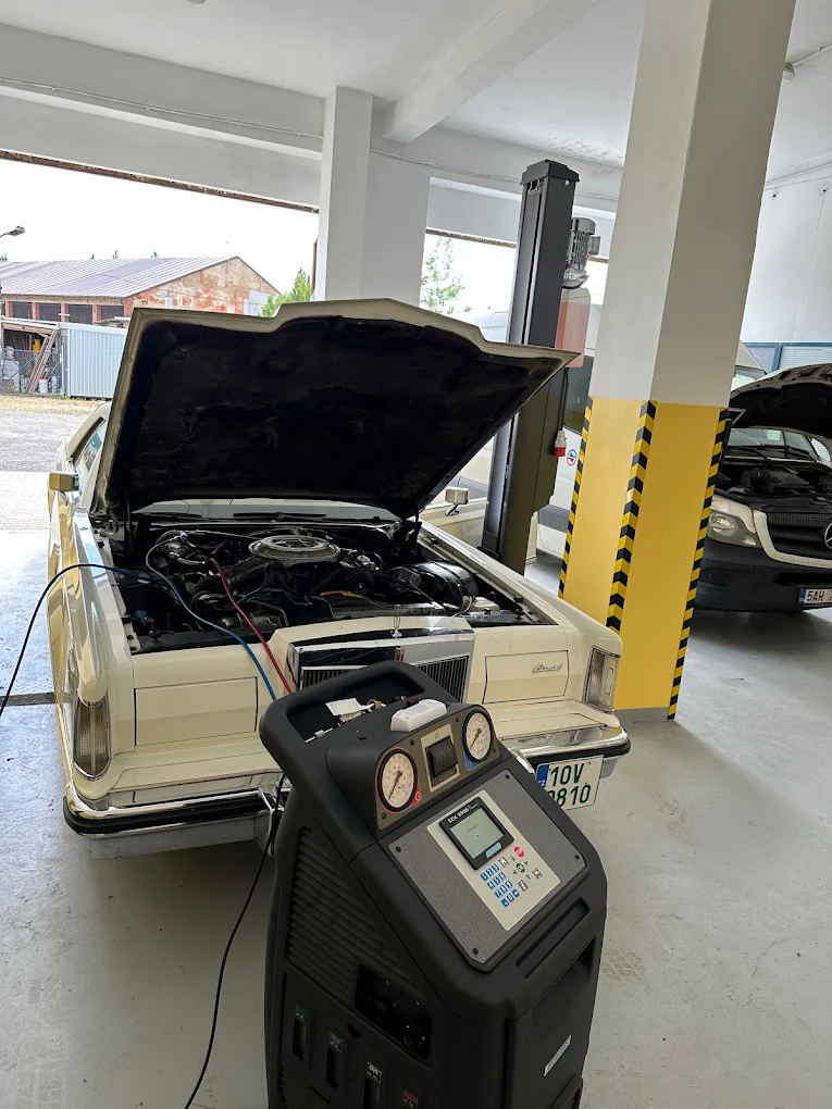 Servis a plnění autoklimatizace profesionální technikou v Pneu Hájek Plzeň.