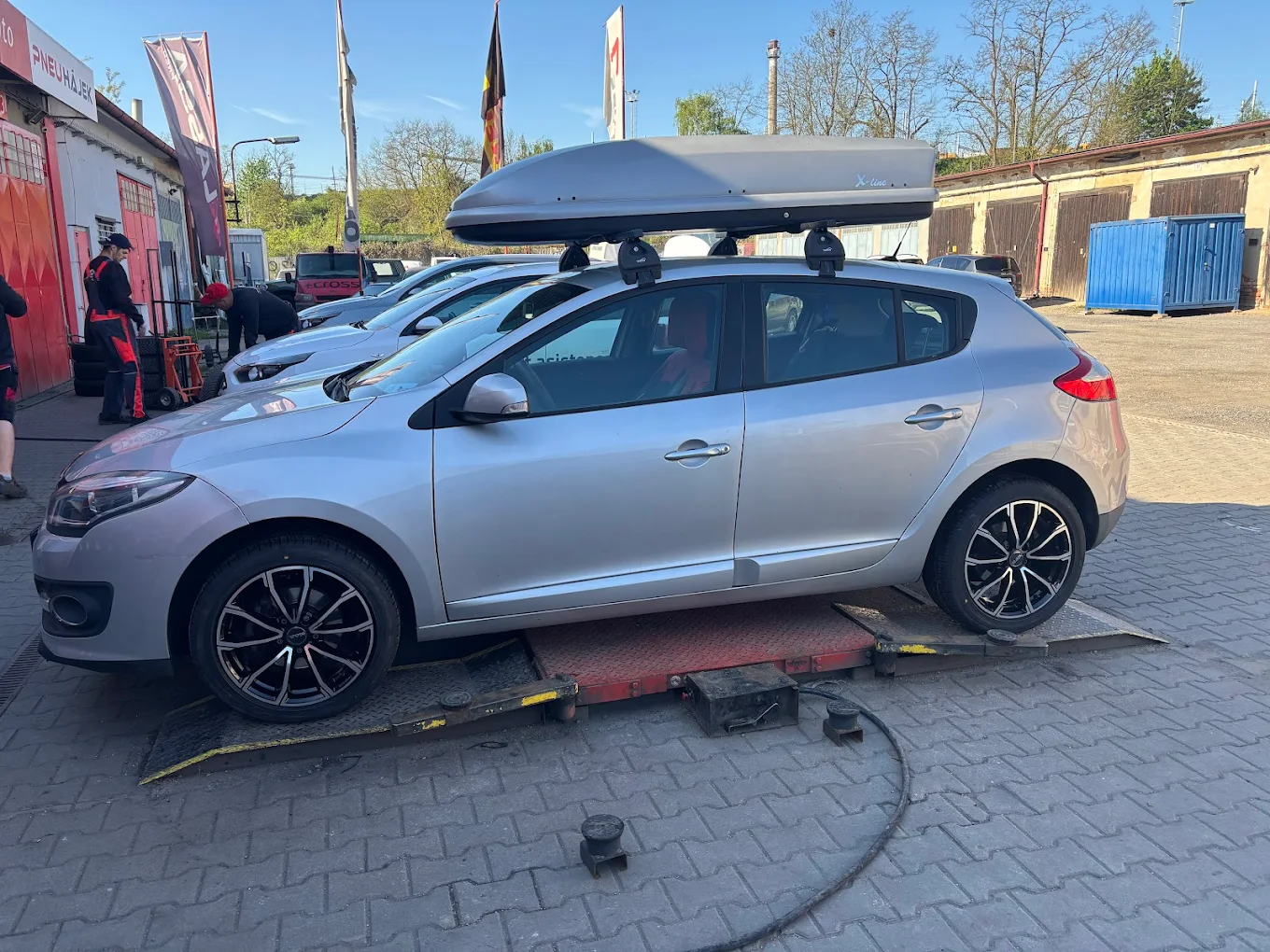 Pohled na servisní stání pro rychlý pneuservis v areálu Pneu Hájek Plzeň.