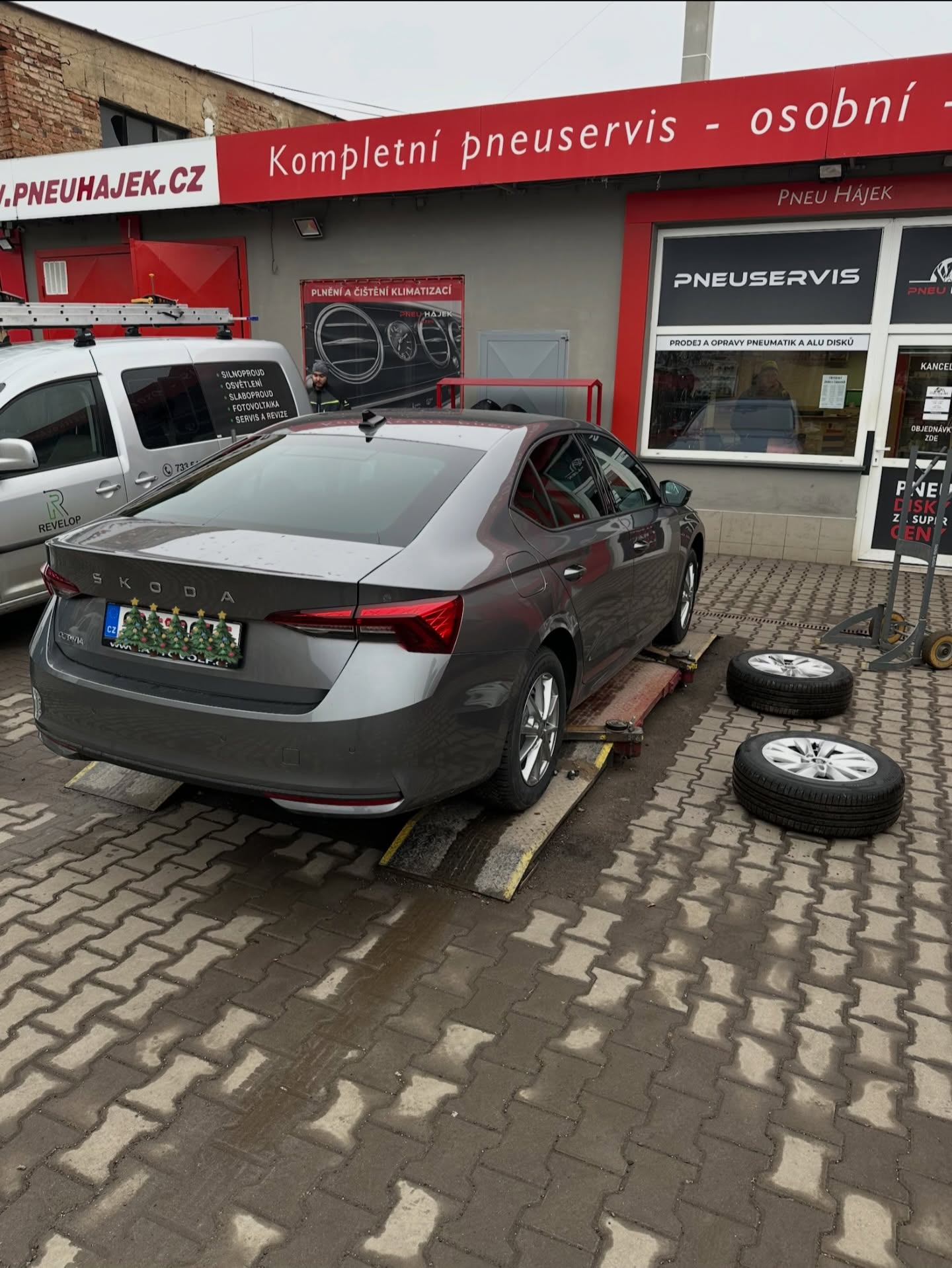 Pohled na pneuservis osobního automobilu v areálu Pneu Hájek Plzeň.