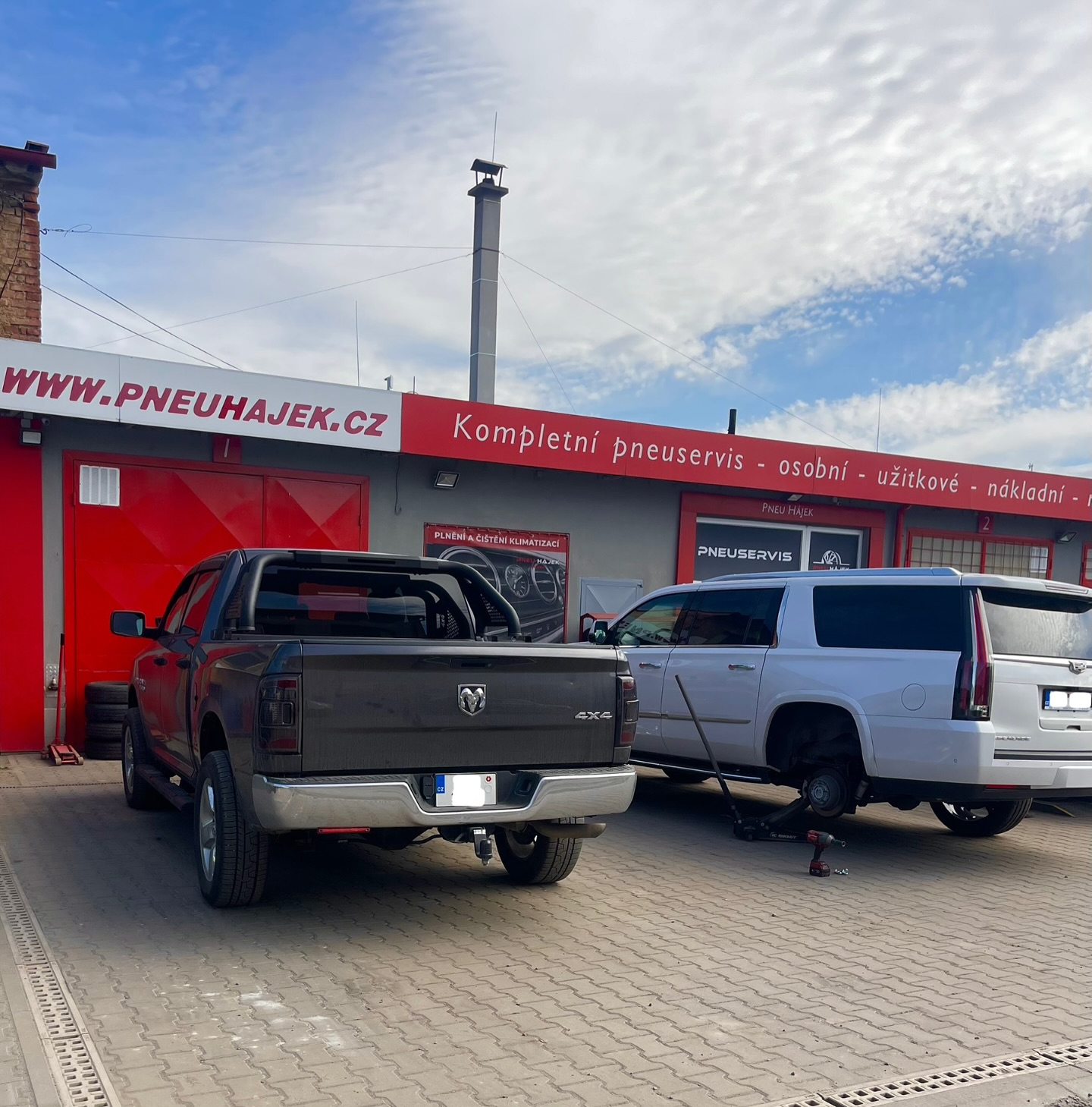 Přezouvání a servis velkých SUV a offroad vozů v areálu naší plzeňské pobočky.