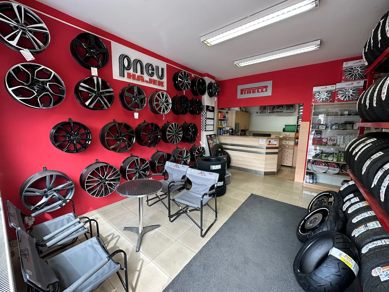 Moderní showroom s výběrem ALU disků a pneumatik na pobočce Cvokařská.