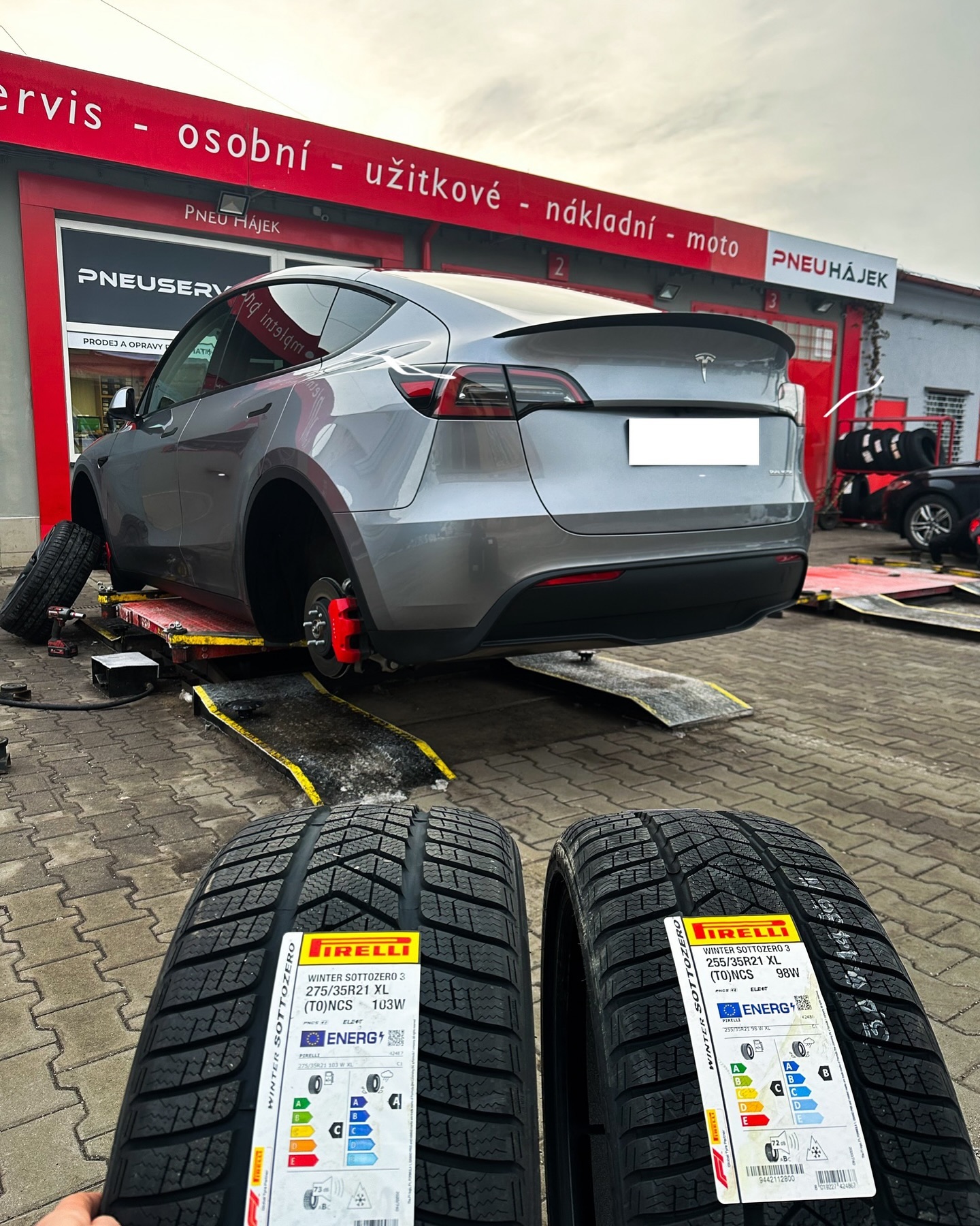 Profesionální výměna a přezouvání letních i zimních pneu pro osobní automobily a elektromobily.