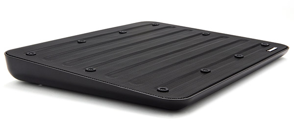 Čierna podložka pod notebook s drážkovanou hornou plochou.