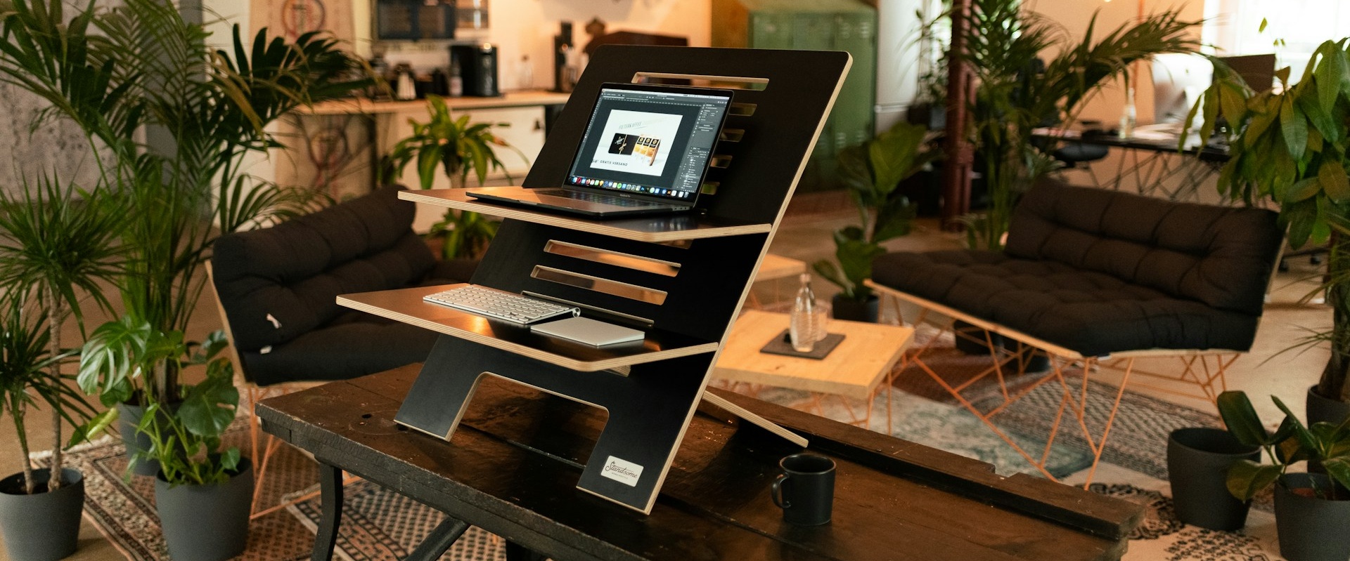 Notebook a tablet na samostatných polohovacích stojanoch