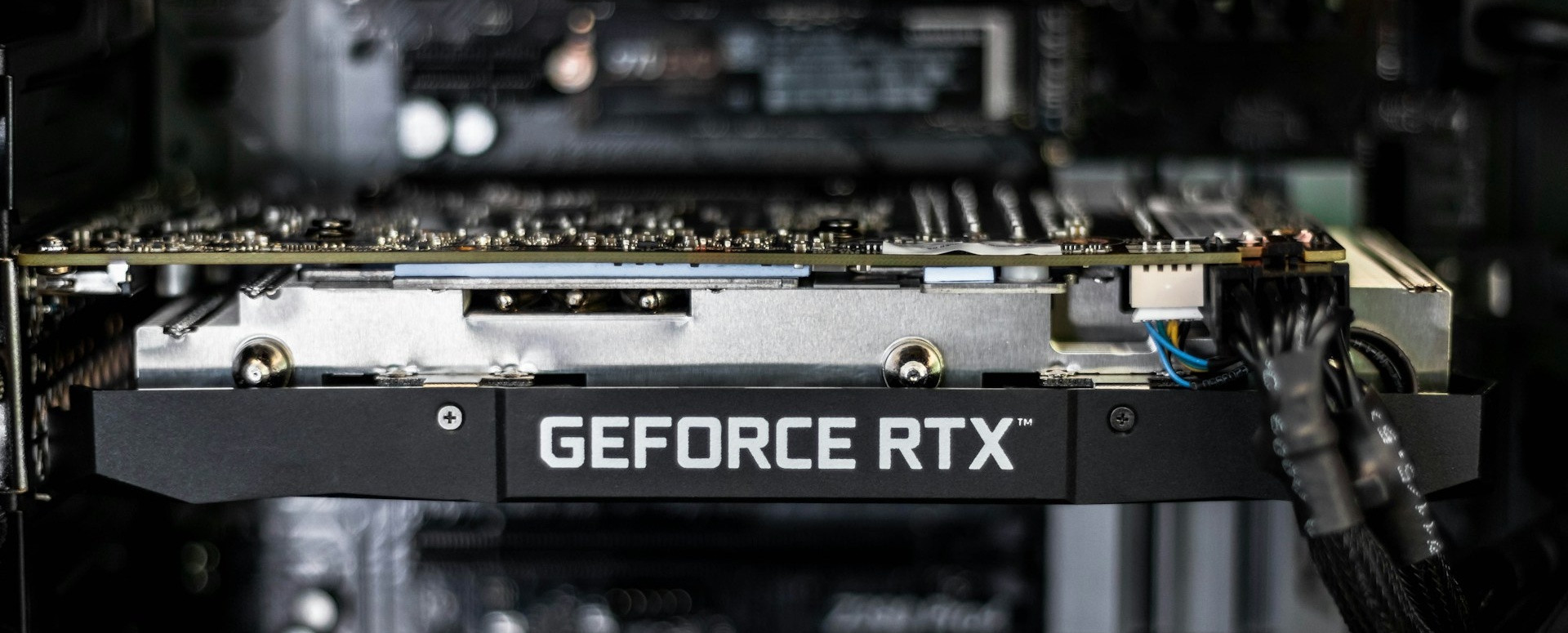 Grafická karta GeForce RTX osadená v počítači