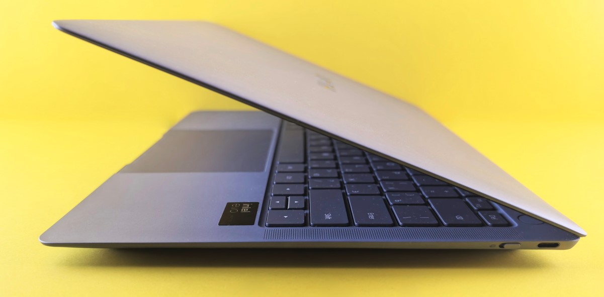 Notebook na pracovnom stole pripravený na každodenné používanie