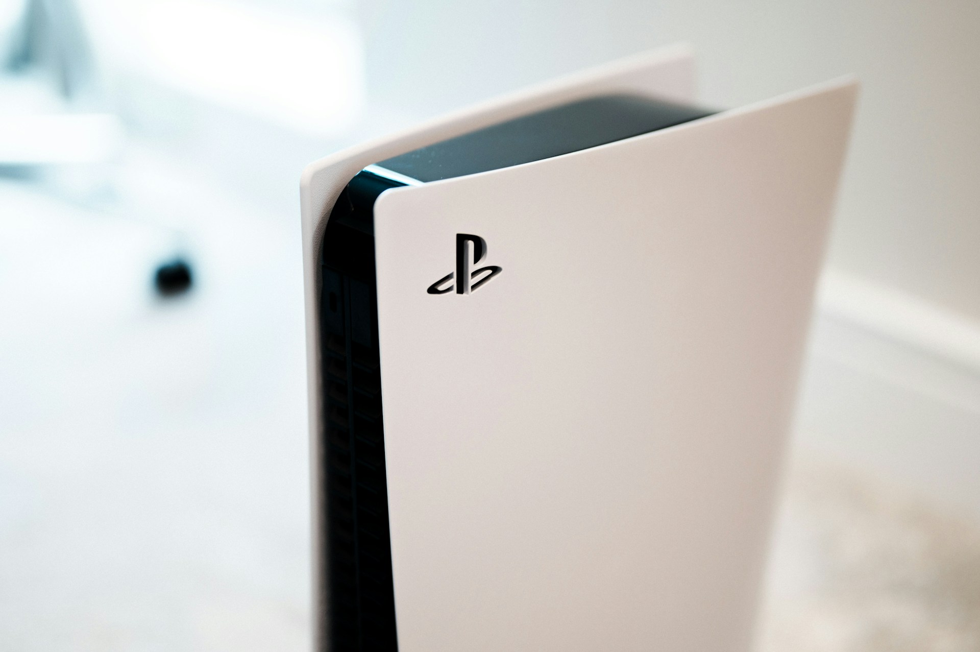 Detail bieleho krytu domácej konzoly PlayStation.
