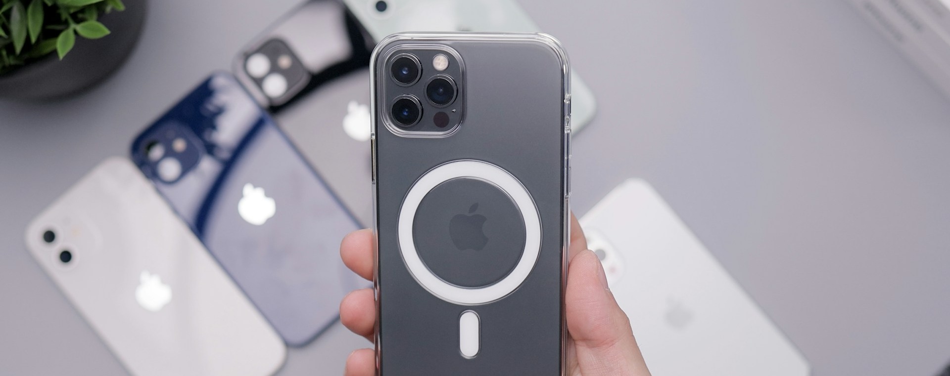 iPhone v priehľadnom kryte s magnetickým krúžkom MagSafe