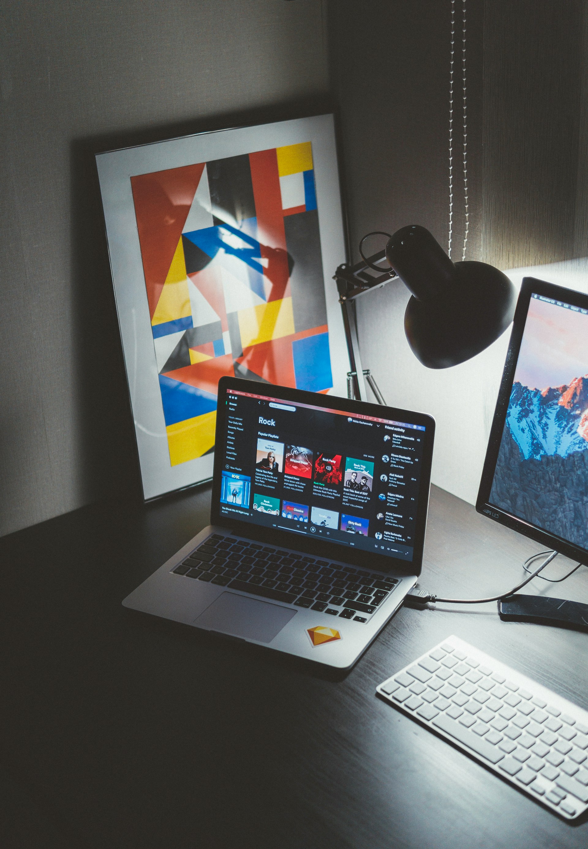 Notebook s externým monitorom pri tvorivej práci