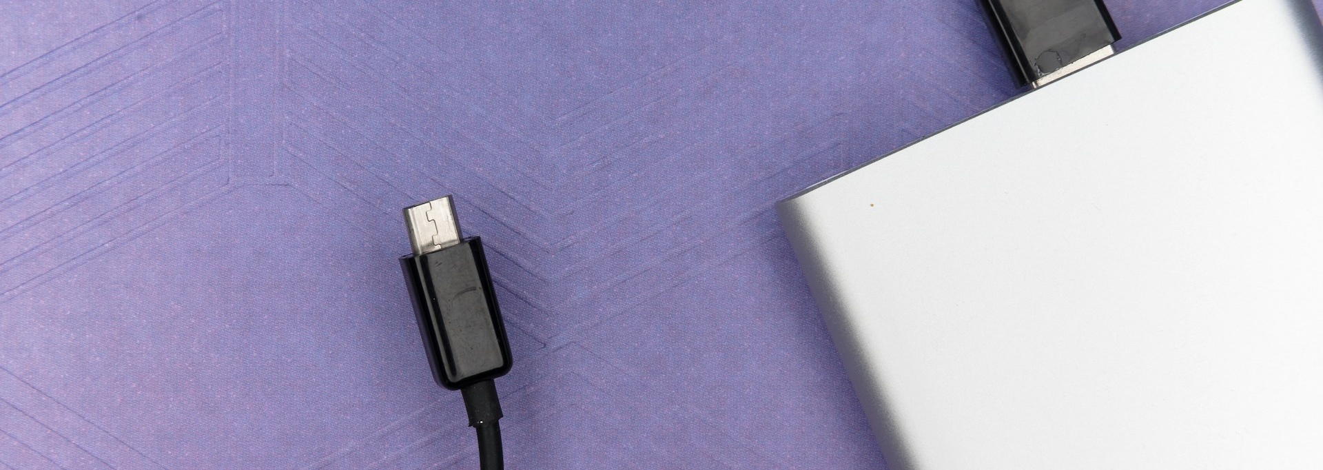 Powerbanka s káblom USB-C na fialovom podklade