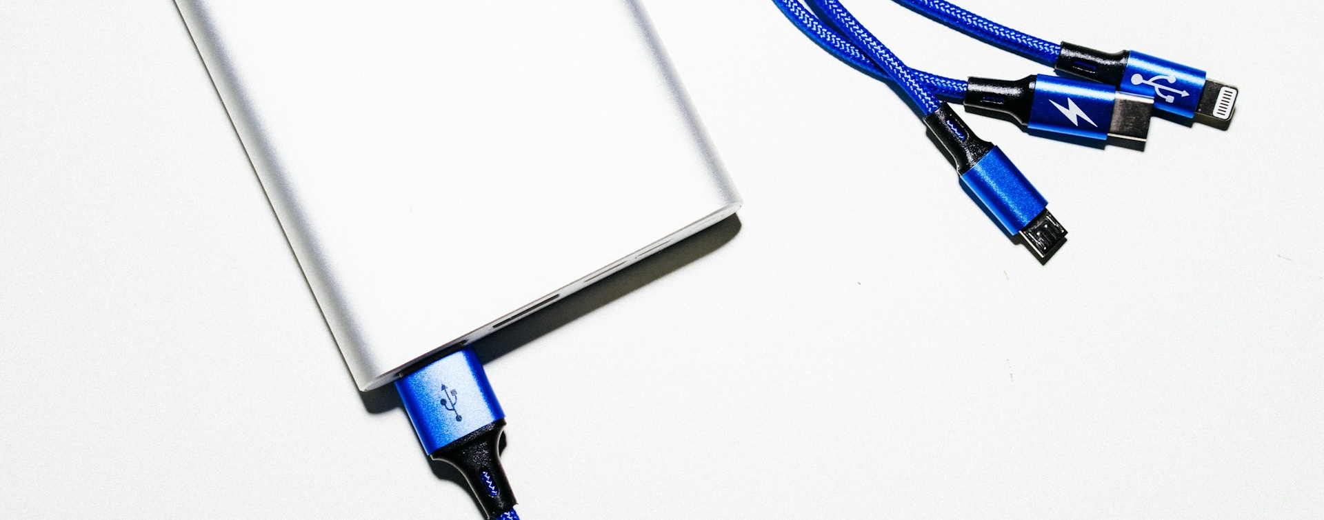 Prenosná powerbanka s nabíjacími káblami