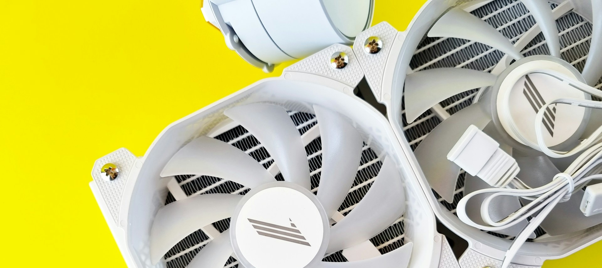 Dvojica ventilátorov v bielom počítačovom chladiacom systéme