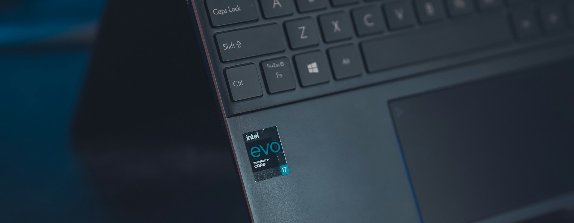 Detail notebooku s označením Intel Evo a Core i7