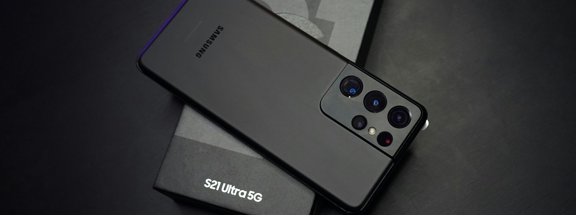 Dva smartfóny Samsung Galaxy na tmavom podklade