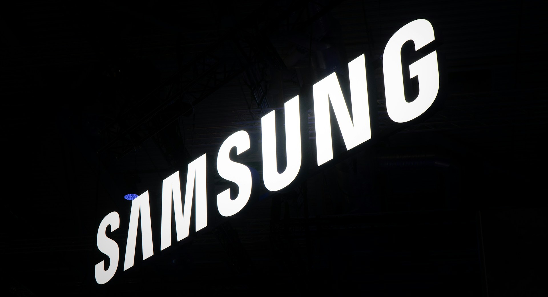 Osvetlený nápis Samsung na tmavom pozadí