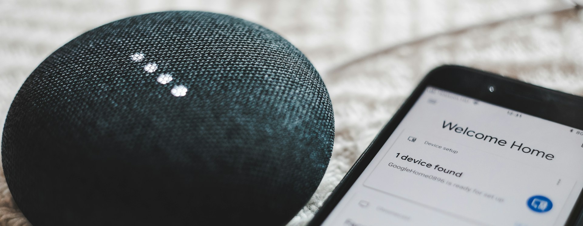 Inteligentný reproduktor pri telefóne s aplikáciou Google Home