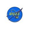 Modrý smaltovaný odznak s nápisem BUZZ v designu NASA loga na bílém pozadí