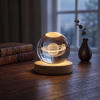 Designová lampa se Saturnem pro magickou atmosféru v interiéru