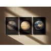 Sada tří astronomických plakátů s planetami Merkur, Venuše a Země v interiéru