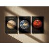 Sada tří astronomických plakátů s planetami Venuše, Země a Mars na stěně se stíny