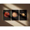 Sada tří astronomických plakátů s planetami Mars, Jupiter a Saturn na stěně