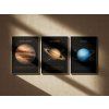 Sada tří vesmírných plakátů s planetami Jupiter, Saturn a Uran na stěně v interiéru