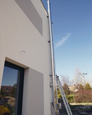 Moderní společník pro váš dům. 🏠 Rovný třívrstvý nerezový komín je synonymem odolnosti a dlouhé životnosti. Nabízíme ho v...