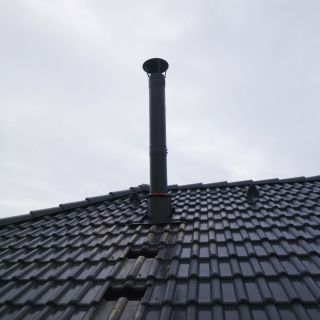 Barva, která ladí. 🖤 Černý komín z řady #PermaBlack se stane decentním doplňkem moderní architektury. Nabízíme i další RAL...