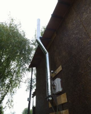 Chytrá cesta kolem překážky. 🔄 Tento fasádní systém s koleny se elegantně vyhne přesahu střechy. Flexibilní řešení bez...