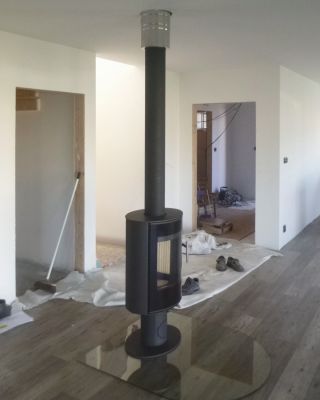 Úspora místa a snadná údržba. 🔧 Takzvaný "Americký komín" – vertikální kouřovod, který se čistí přímo ze spotřebiče. Pro...