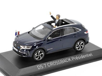 DS 7 Crossback Presidentiel s figurkou Emmanuela Macrona 143 NOREV (3)