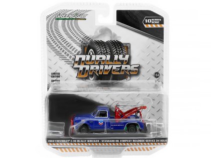 401821 chevrolet c 30 dually wrecker 1969 zelene disky standard oil company roadside service 24h 1 64 greenlight