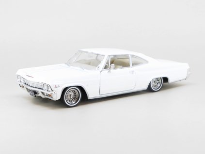 Chevrolet Impala SS 396 1965 bílá 124 Welly (2)