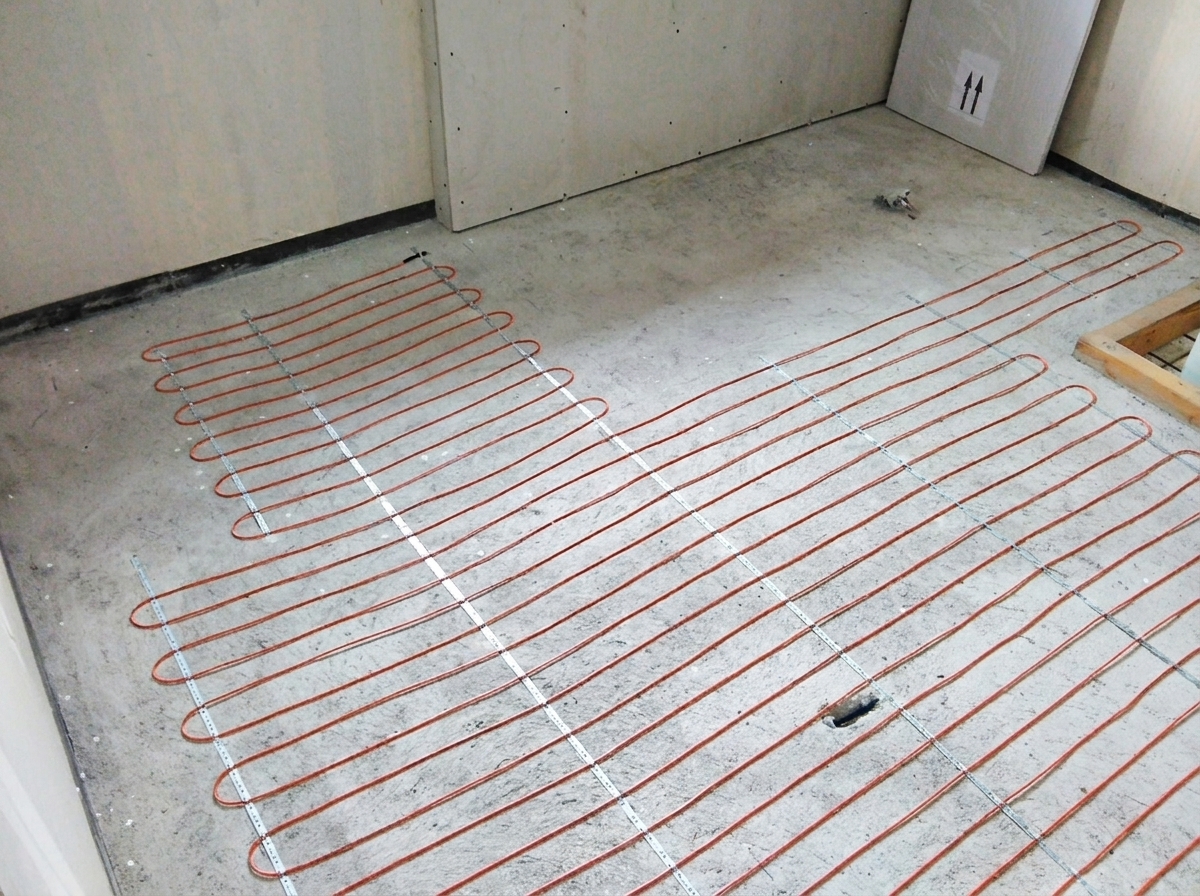 Instalace tenkého topného kabelu ADSV na beton pomocí fixačních pásků