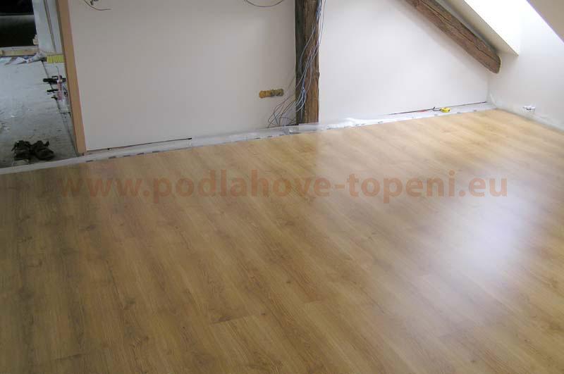 Hotová plovoucí podlaha s topnou fólií