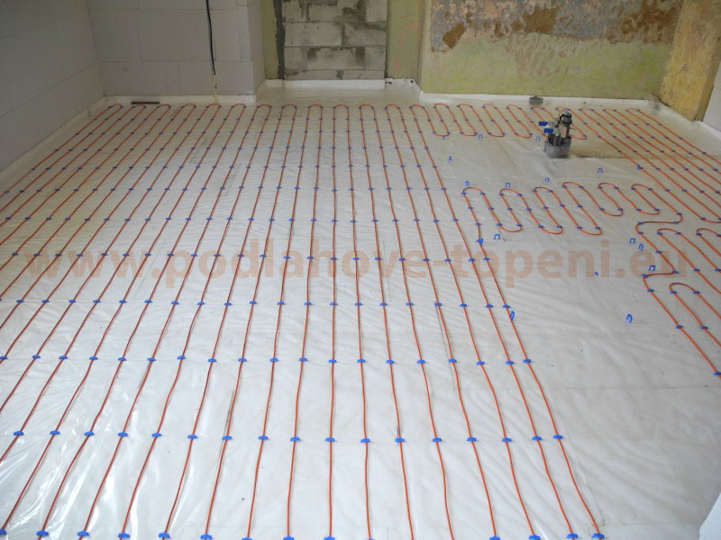 Topný kabel instalovaný na tepelné izolaci fixovaný příchytkami
