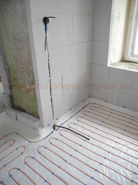 Umístění termostatu s podlahovým čidlem