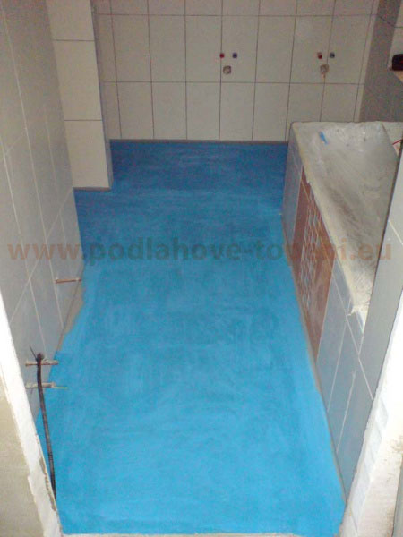 Anhydritová podlaha natřená hydroizolací před pokládkou desek F-Board v koupelně