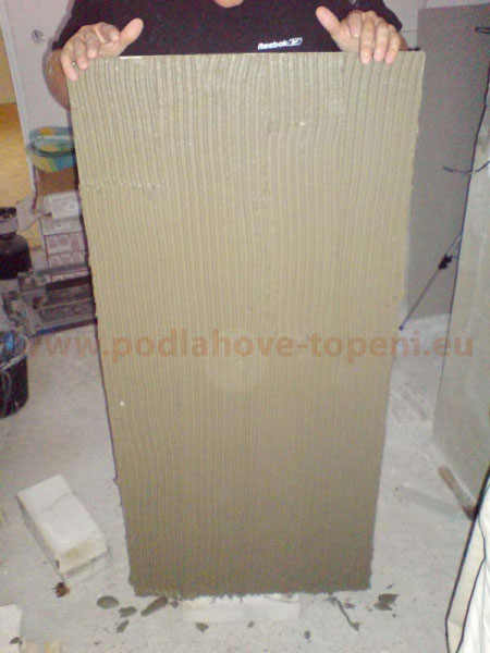 Nanesení flexibilního lepidla na desky F-Board