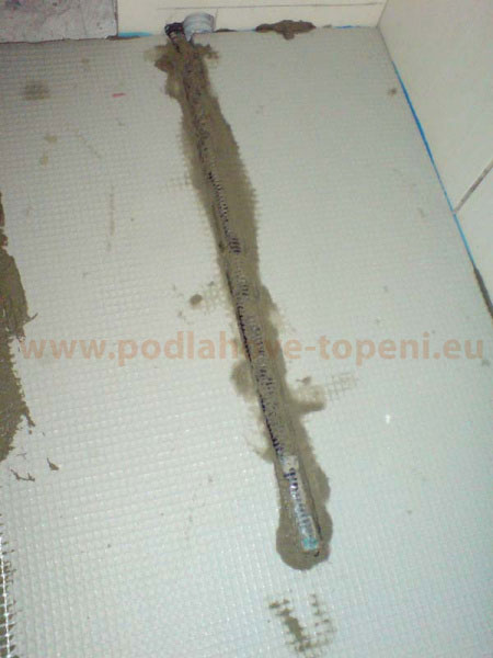 Zapuštění husího krku pro podlahové čidlo do desky F-Board