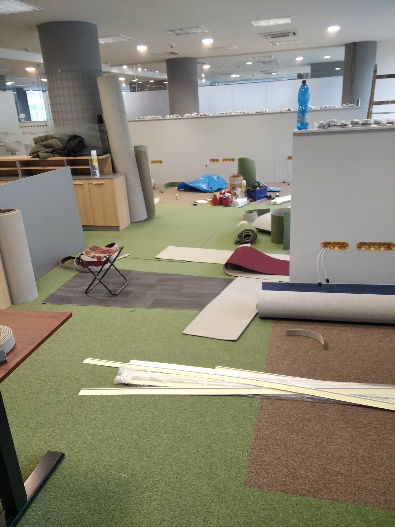 Instalace kancelářských koberců OC Centrum Brno