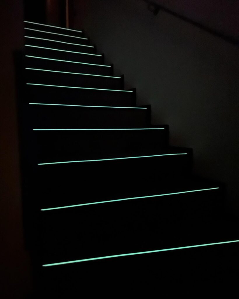 Vinylové schody se svítícím pruhem co krásně svítí ve tmě
