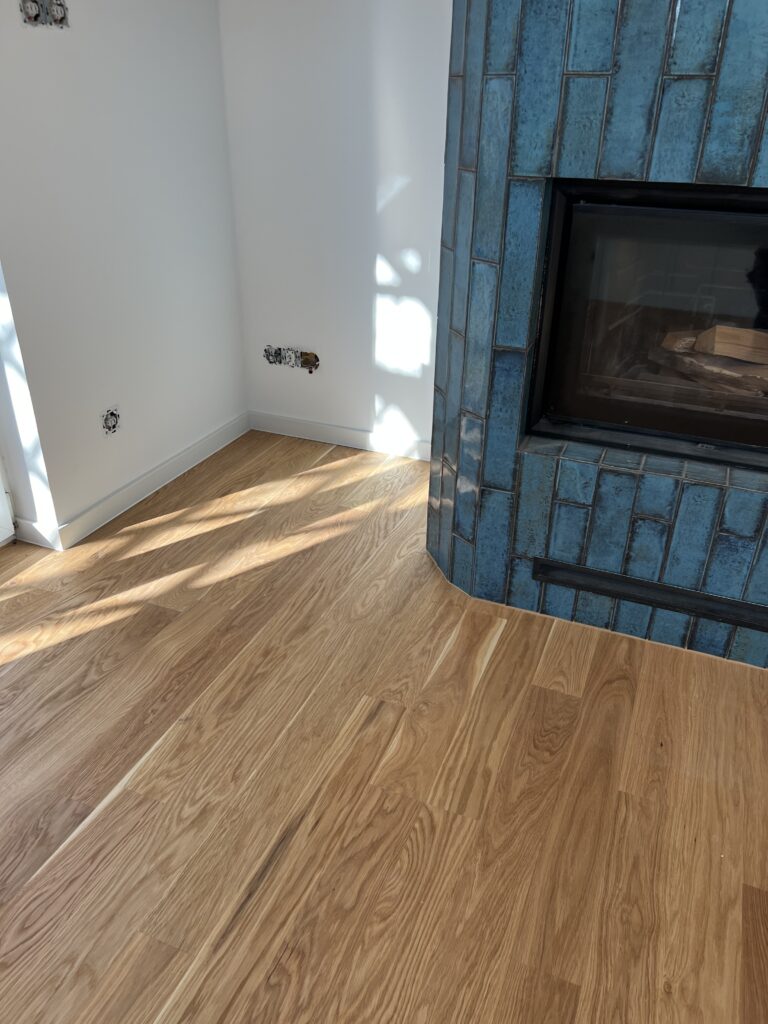 Krásná dřevěná podlaha s kombinací bílých lišt