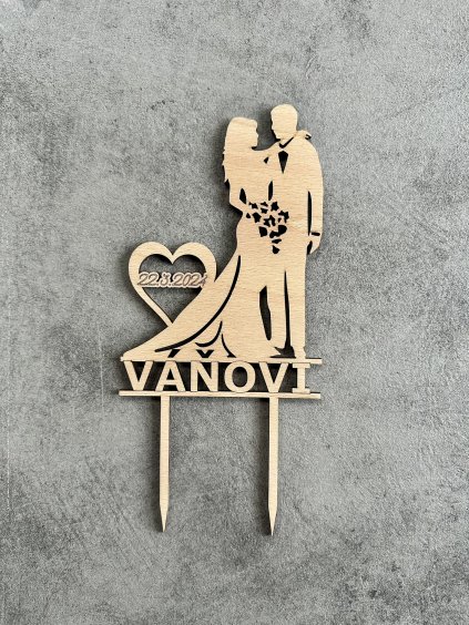 Postavy a srdce s příjmením a datem