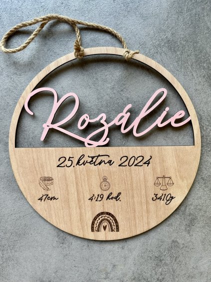 Cedulka se jménem a údaji o narození miminka