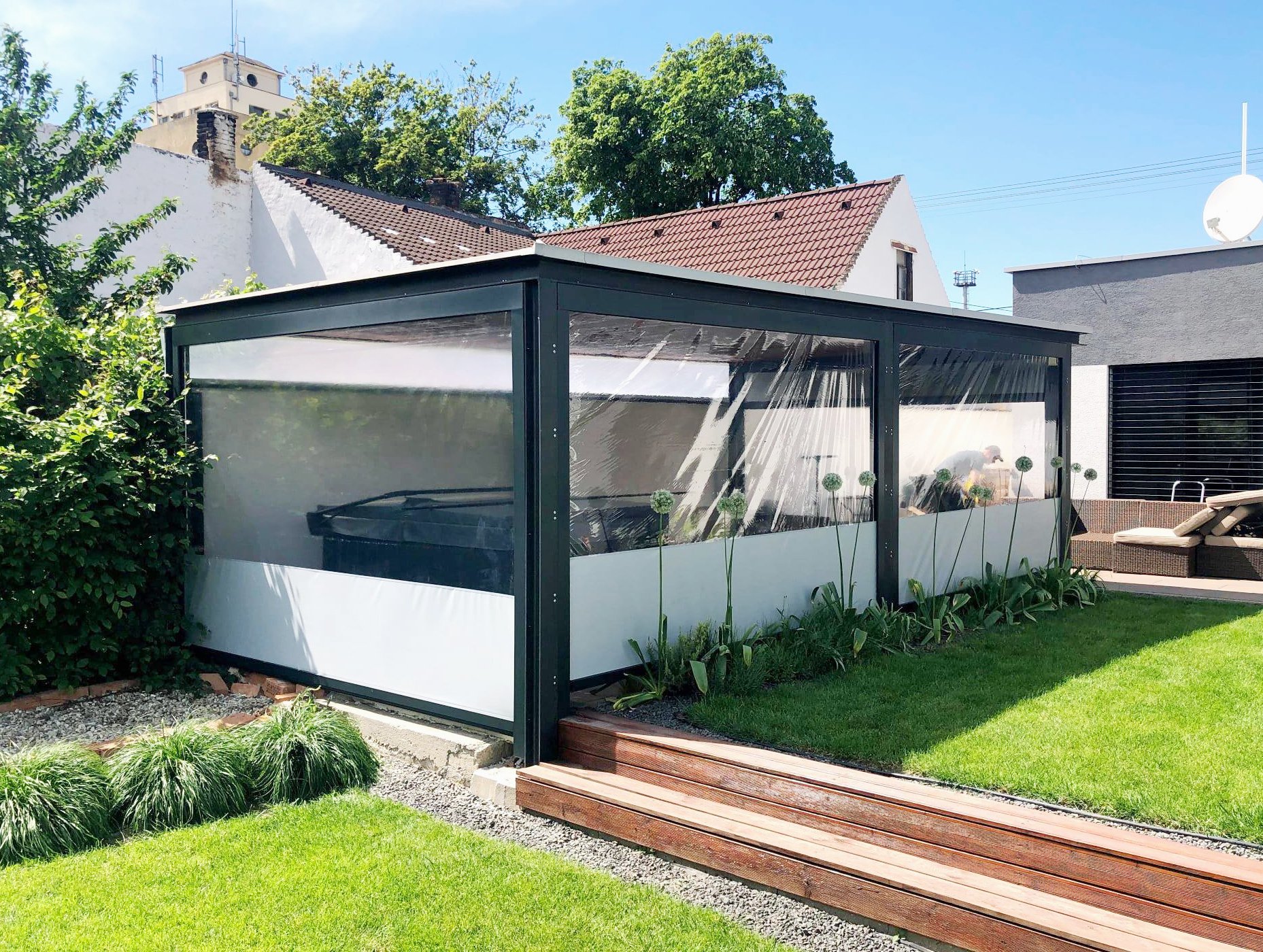 Boční plachty na pergoly - praktický doplněk pro pohodlí a styl.