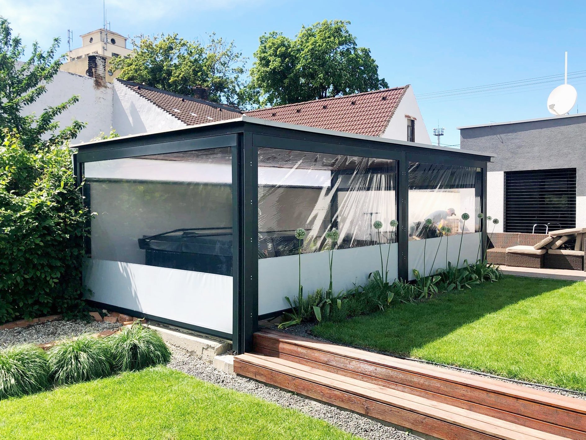 Bočné plachty na pergoly - praktický doplnok pre pohodlie a štýl.