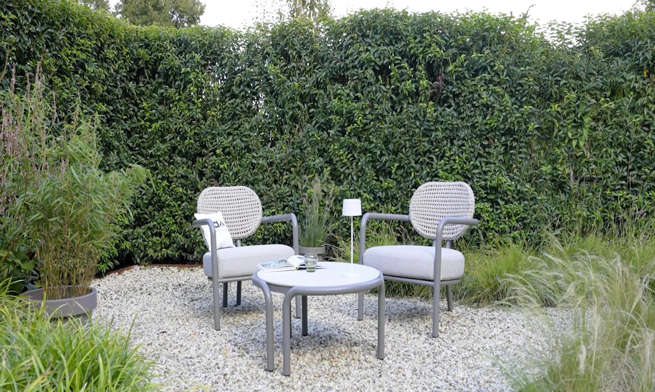 Lagina_bankonset_loungestoelen_aluminium_frame_rope_bee_wett_kussens_ronde_salontafel_2206x1322